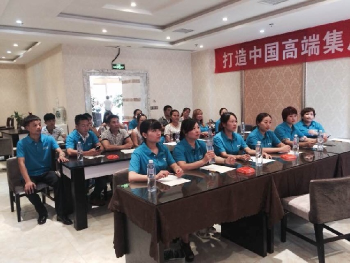 金利集成灶經(jīng)銷商導(dǎo)購專心聽課畫面